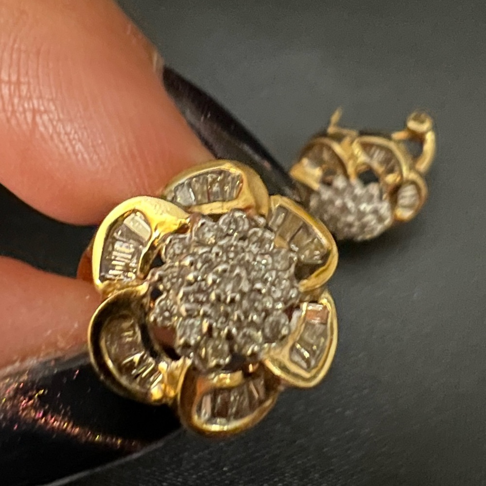 🔥SUPER SALE REDUCTION🔥✅PRICE FIRM✅ 14k Solid Gold Flower Diamond Earrings - Picture 3 of 17